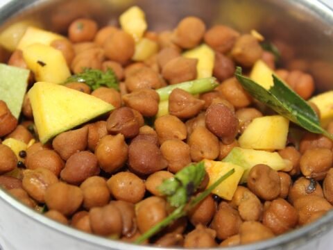 Black-eyed peas sundal with mango and curry leaves