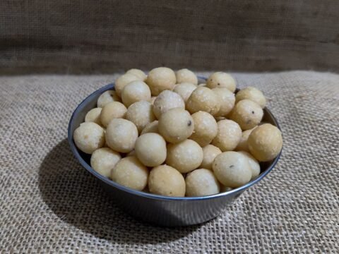 Crunchy fried snack balls