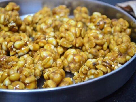 Sweet jaggery and peanut energy balls