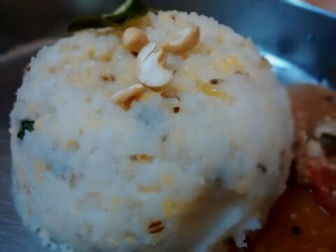 South Indian ven pongal garnished with cashew