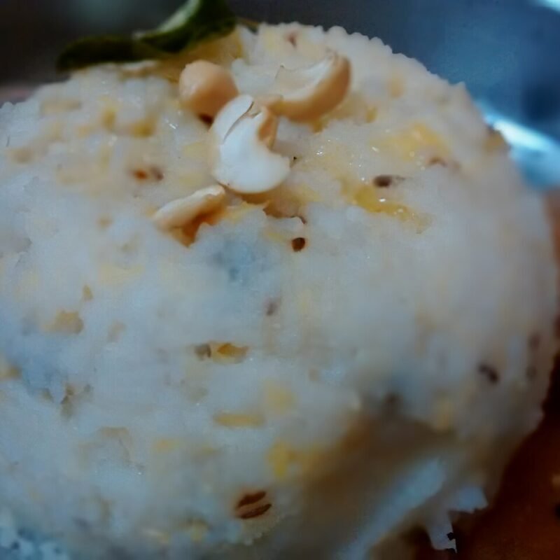 South Indian ven pongal garnished with cashew